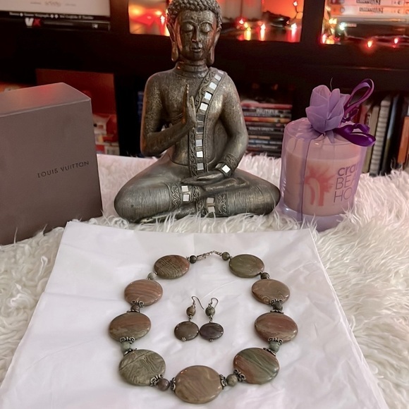 Stunning BCBG Stone Choker Necklace with Matching Dangle Earrings! 🤩🛍️💕 - Picture 2 of 6